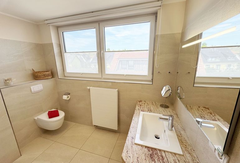 Badezimmer mit Waschbecken und WC Badezimmer mit Waschbecken und WC