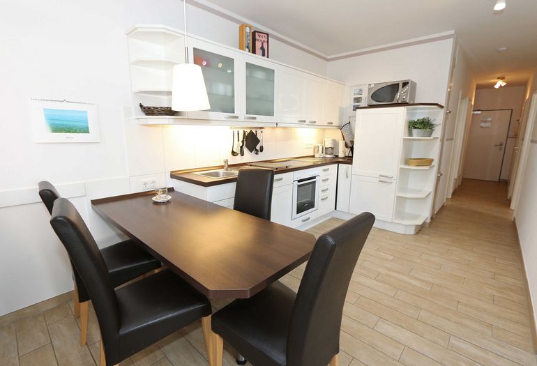 Esstisch grenzt an die Küchenzeile an Esstisch grenzt an die Küchenzeile an