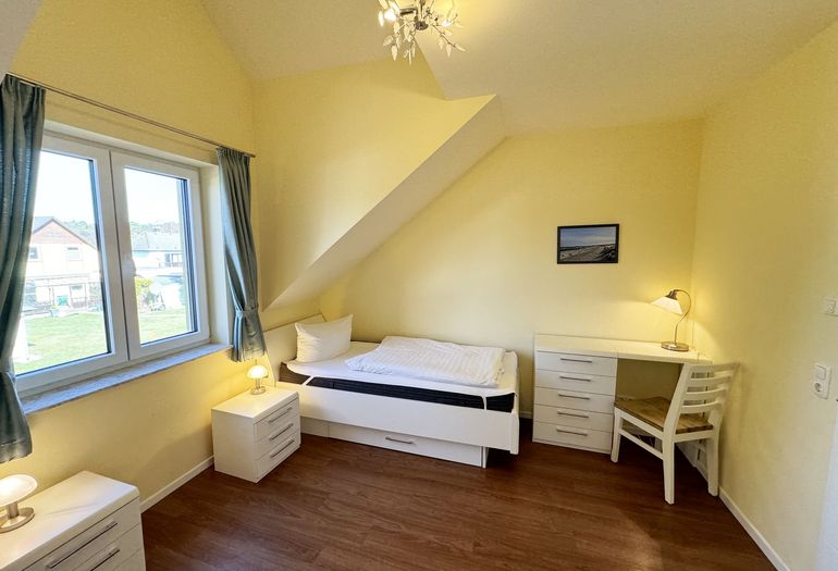 2. Schlafzimmer mit 2 Einzelbetten und Kleiderschrank