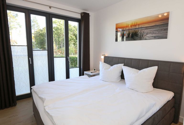 erstes Schlafzimmer mit Boxspringbett