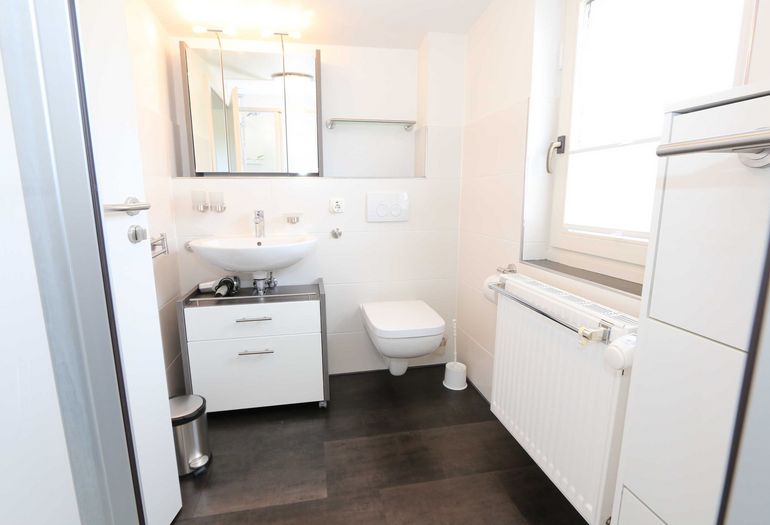 Badezimmer mit Waschbecken Badezimmer mit Waschbecken