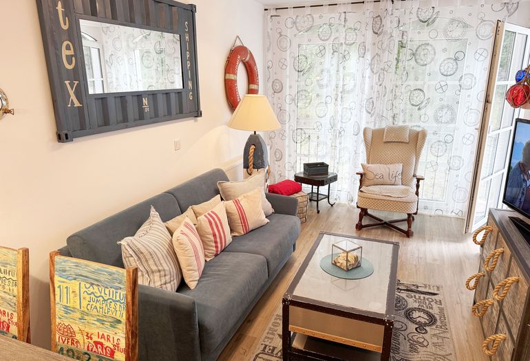 gemütlicher Wohnbereich mit Couch und Sessel gemütlicher Wohnbereich mit Couch und Sessel