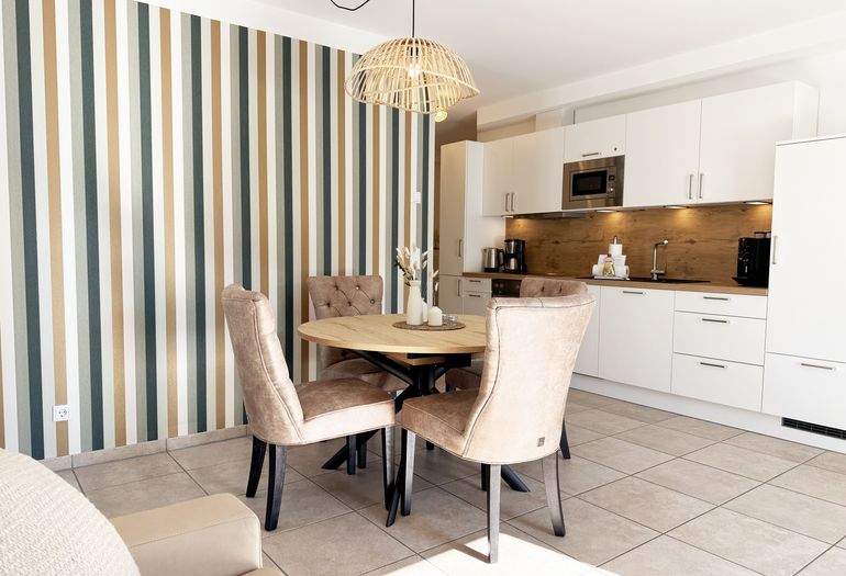 moderne Küchenzeile mit Esstisch moderne Küchenzeile mit Esstisch