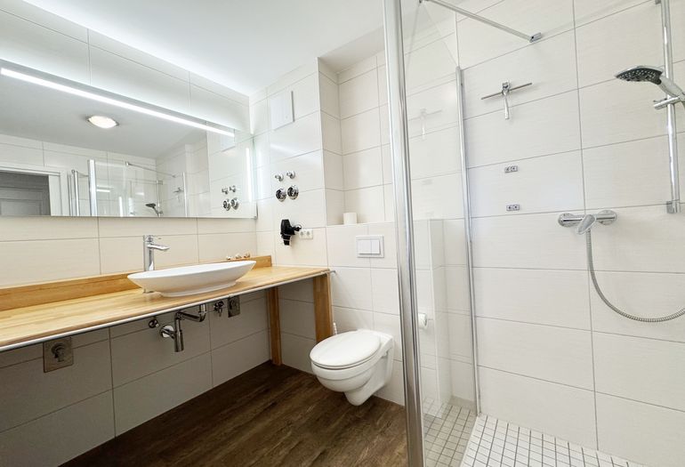 Badezimmer mit Dusche
