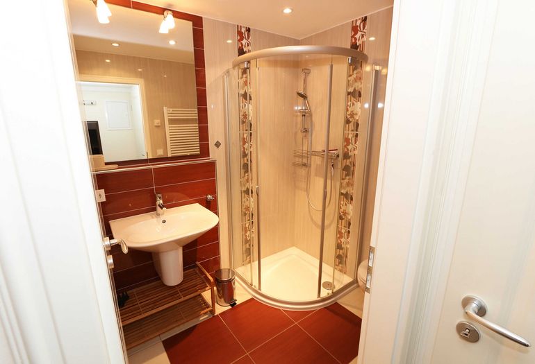 Badezimmer mit Dusche Badezimmer mit Dusche