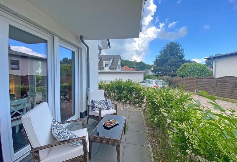 bestuhlte Terrasse lädt zum Entspannen ein