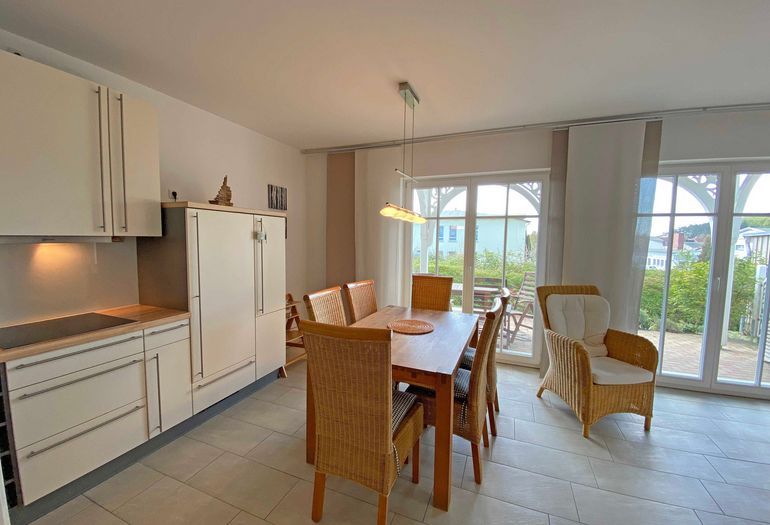 Küchenzeile mit Esstisch für gemeinsames Essen