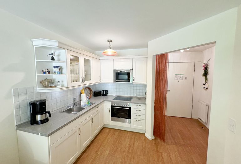 Küchenzeile mit Backofen und Geschirrspüler