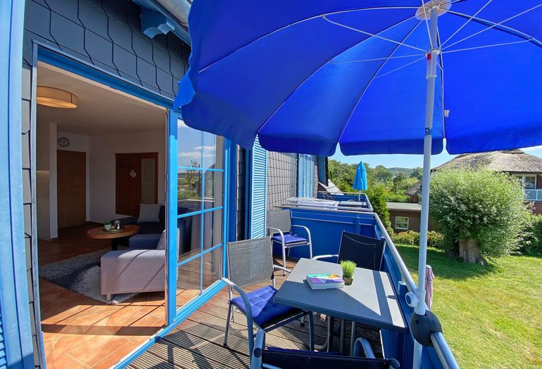 bestuhlter Balkon mit Blick ins Wohnzimmer bestuhlter Balkon mit Blick ins Wohnzimmer