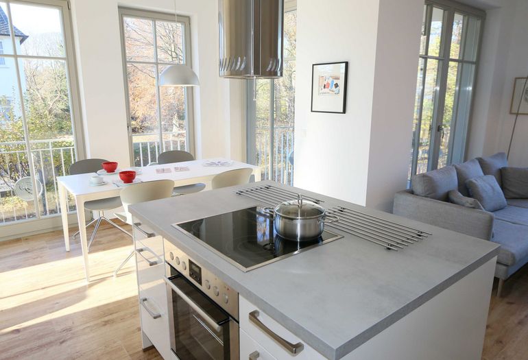 Küchenzeile mit Blick zum Essbereich