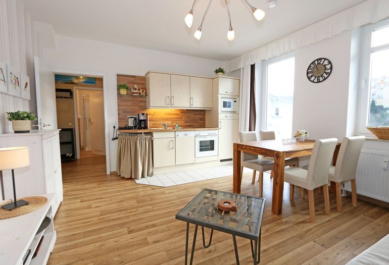 Küchenzeile mit angrenzendem Essplatz