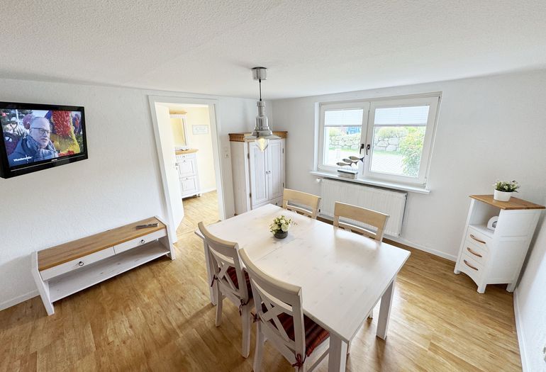 großes Esszimmer mit Flachbild-TV und Blick auf die Zickersche Alpen