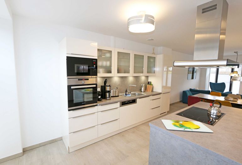 Küchenzeile mit Esstisch