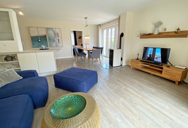 Wohnbereich mit TV und Couch Wohnbereich mit TV und Couch