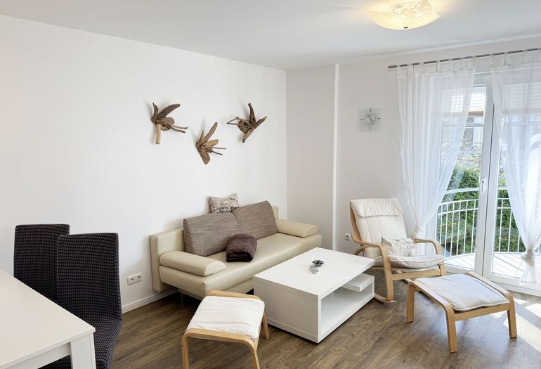 gemütlicher Wohnbereich mit Relax Sessel und Couch