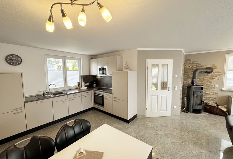 Küchenzeile angrenzend zum Wohnbereich