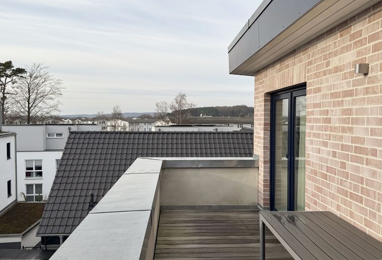 großer Balkon mit Blick über den Dächern von Sellin großer Balkon mit Blick über den Dächern von Sellin