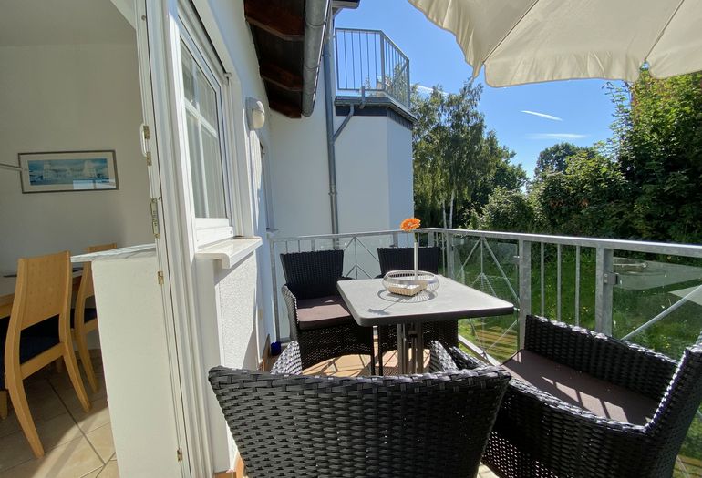 bestuhlter Balkon mit Sonnenschirm