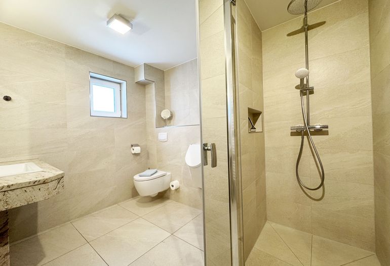 Badezimmer mit ebenerdiger Dusche
