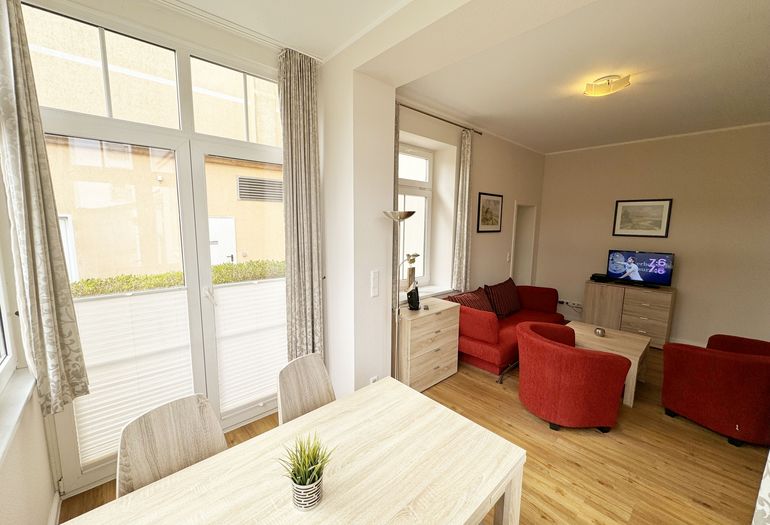 Essecke mit Zugang zur Terrasse