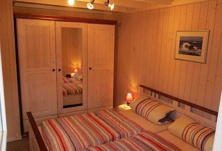 Schlafzimmer mit Doppelbett