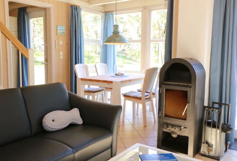 Ferienhaus Sandkörnchen - Wohnbereich mit Kaminofen