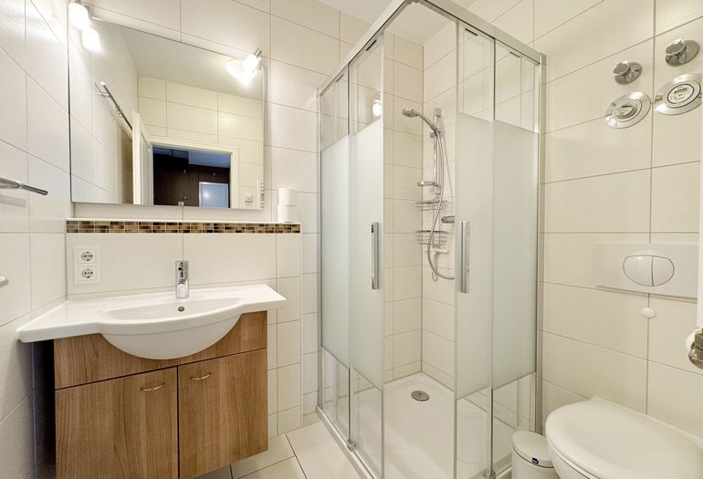 Badezimmer mit ebenerdiger Dusche