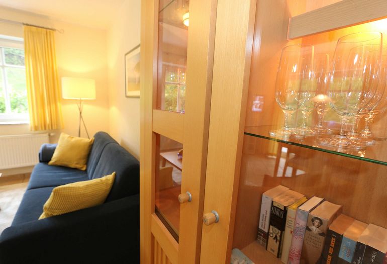 Wohnzimmer mit Vitrine Wohnzimmer mit Vitrine