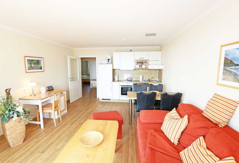 Wohnzimmer mit Couch und Esstisch Wohnzimmer mit Couch und Esstisch