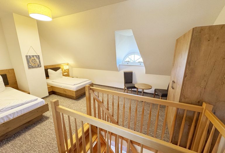 offenes Schlafzimmer mit Einzelbetten offenes Schlafzimmer mit Einzelbetten