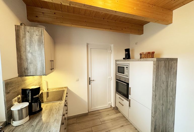 Ferienhaus Ilsebill - Küchenbereich mit Blick zum angrenzenden Schuppen Ferienhaus Ilsebill - Küchenbereich mit Blick zum angrenzenden Schuppen