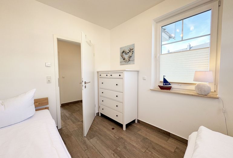 2.Schlafzimmer mit Einzelbetten und Kommode