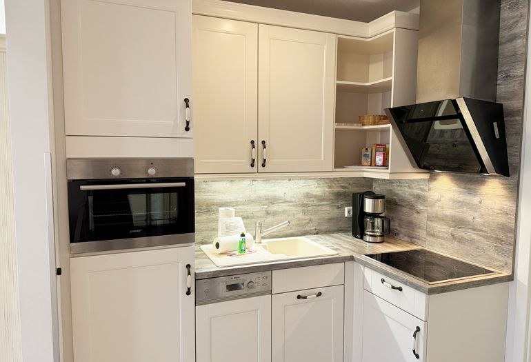 gut ausgestatteter Küchenbereich