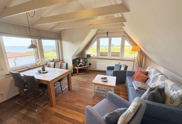 gemütlicher Wohnbereich mit Couch und Sessel