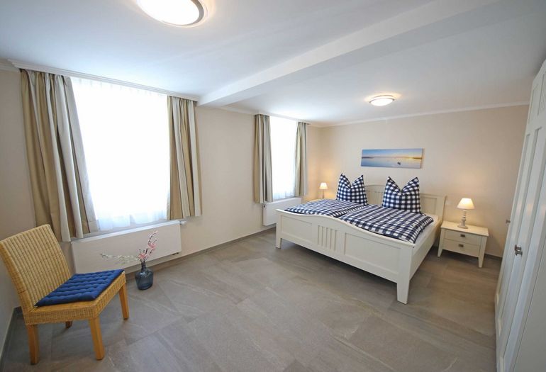 Schlafzimmer mit Doppelbett