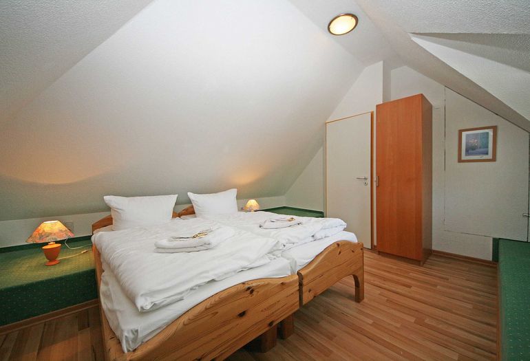 2. Schlafzimmer mit kleinem Kleiderschrank