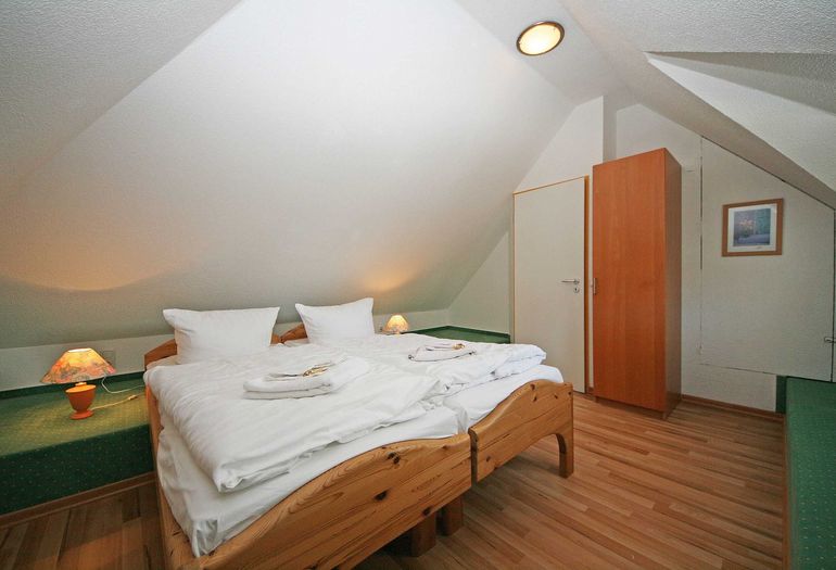 2. Schlafzimmer mit kleinem Kleiderschrank