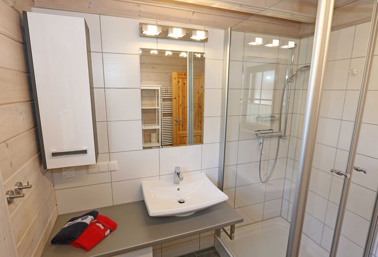 Badezimmer mit Waschbecken und WC