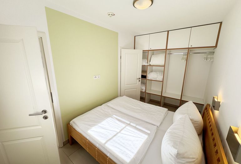 Schlafzimmer mit Doppelbett