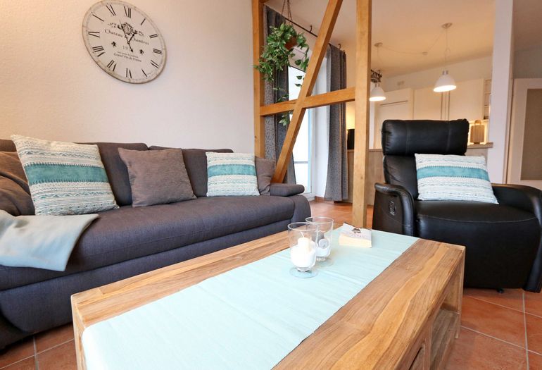 Wohnzimmer mit kleinem Couchtisch