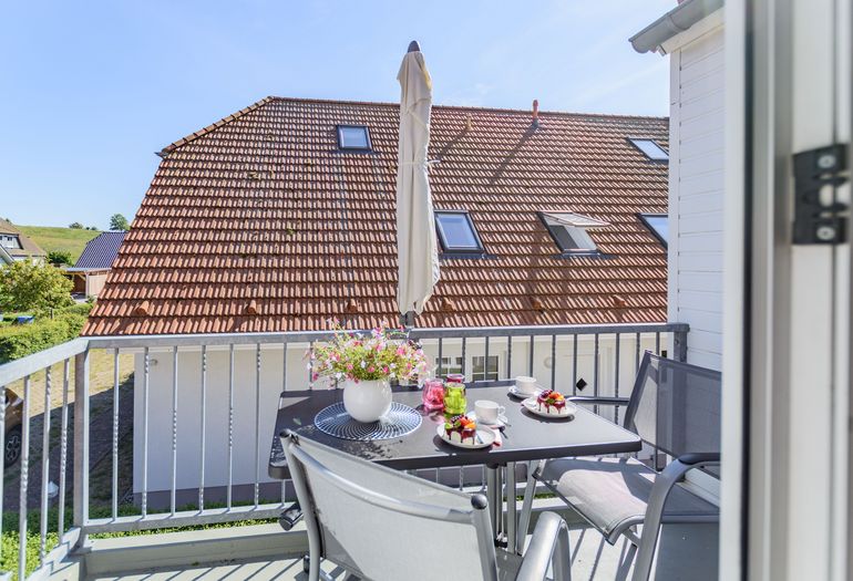 bestuhlter Balkon in ruhiger Lage