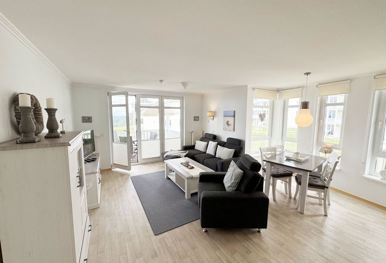 Wohnzimmer mit gemütlicher Couch und Essbereich Wohnzimmer mit gemütlicher Couch und Essbereich