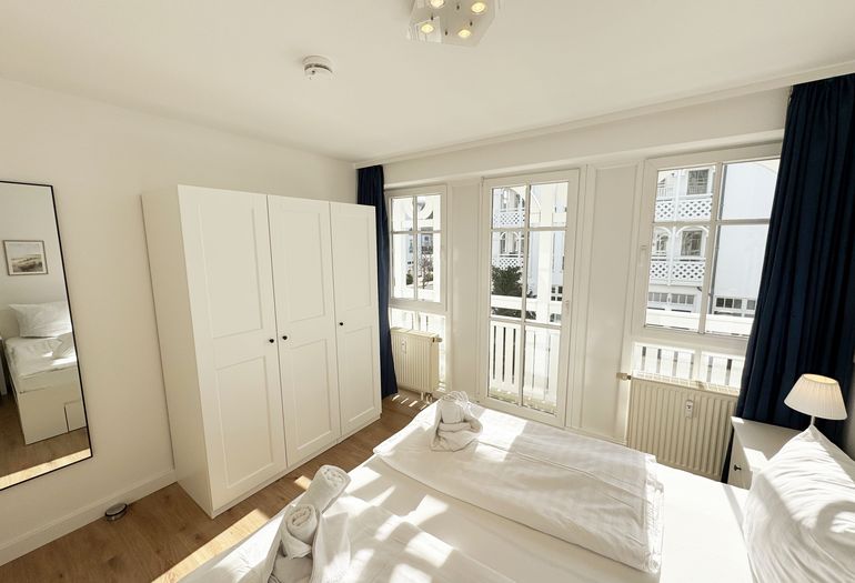Schlafzimmer mit Doppelbett und Kleiderschrank