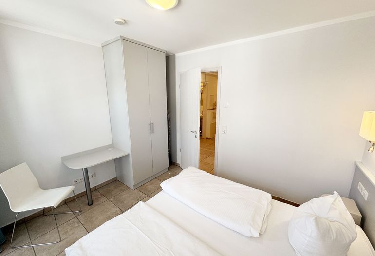2.Schlafzimmer mit Doppelbett und Kleiderschrank sowie Schreibtisch