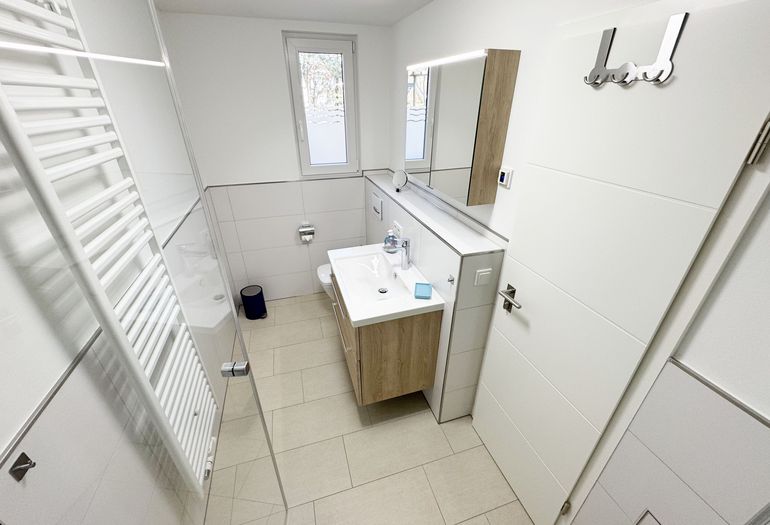 1.Tageslichtbad2. Tageslichtbad verfügt über ebenerdige Dusche 1.Tageslichtbad2. Tageslichtbad verfügt über ebenerdige Dusche