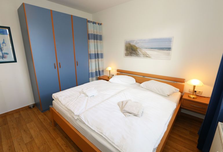 Schlafzimmer mit Doppelbett und Kleiderschrank Schlafzimmer mit Doppelbett und Kleiderschrank