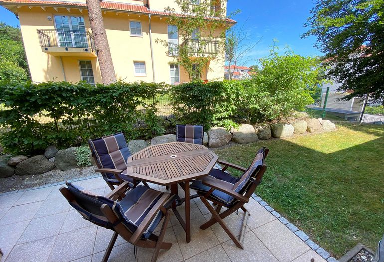 bestuhlte Terrasse mit Blick ins Grüne