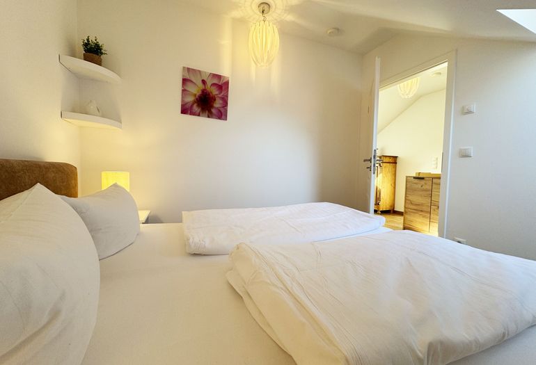 2. Schlafzimmer mit Doppelbett