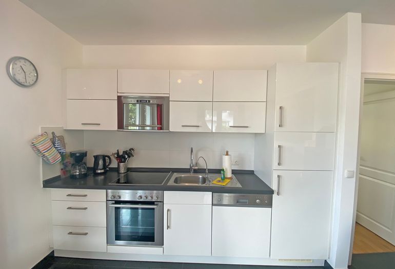 Küchenzeile mit Backofen