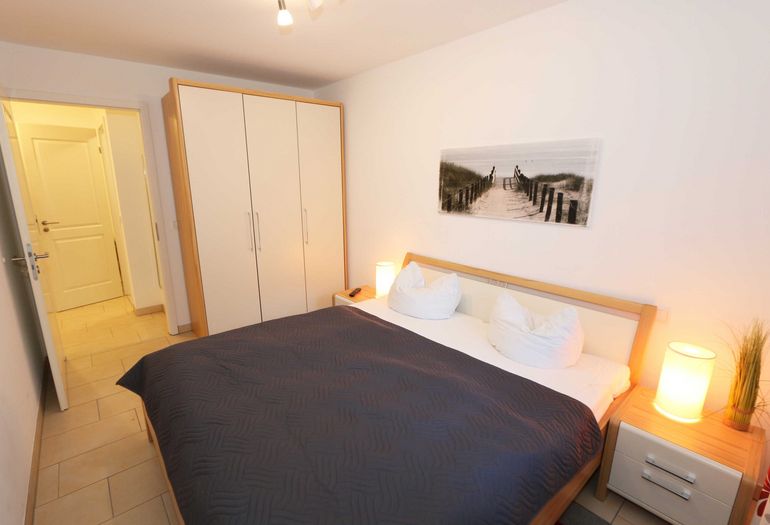 Schlafzimmer mit Kleiderschrank